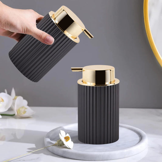 Distributeur de savon moderne noir et or