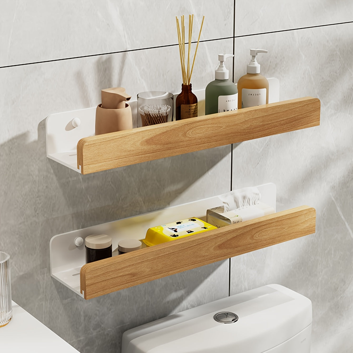 Etagère de douche bois blanc installée pour produits d'hygiènes