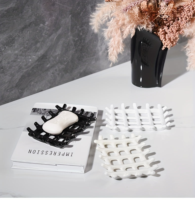 Image d'ambiance porte savon céramique effet filet noir et blanc salle de bain