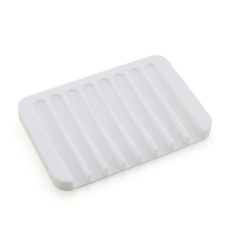 Image du porte-savon de douche en silicone avec design anti-dérapant, soulignant la facilité de nettoyage et le séchage rapide grâce au système de drainage.