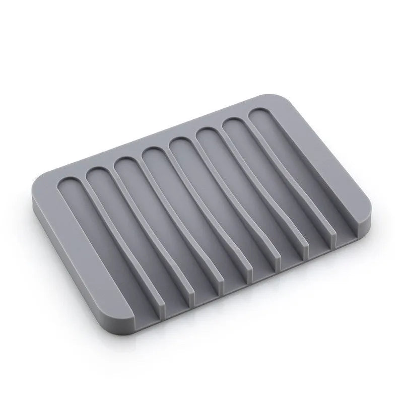 Vue rapprochée du porte-savon anti-dérapant en silicone, mettant en avant le système de drainage intégré et les différentes options de couleur pour personnaliser votre salle de bain.