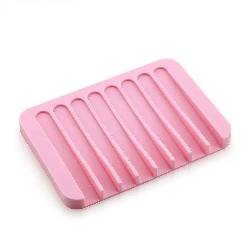 Détail du porte-savon en silicone anti-dérapant, montrant le système de drainage intégré pour un séchage rapide et un nettoyage facile. Disponible en rose