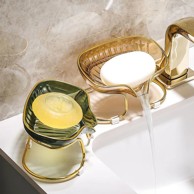 Vue rapprochée du porte-savon élégant, en plastique et fer, mettant en évidence le système de drainage et la forme décorative qui embellit votre salle de bain.
