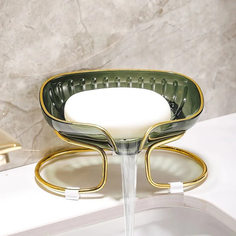 Image du porte-savon élégant en plastique et fer, mettant en avant le système d’écoulement pour garder le savon propre et la forme décorative qui rehausse votre espace.