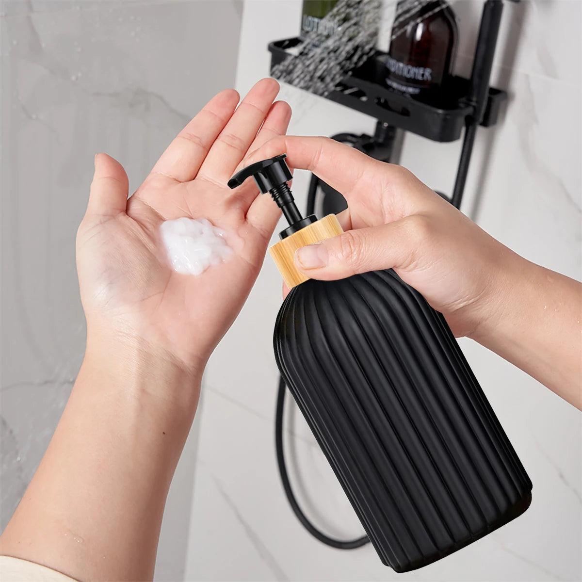 Distributeur de savon noir moderne avec set salle de bain