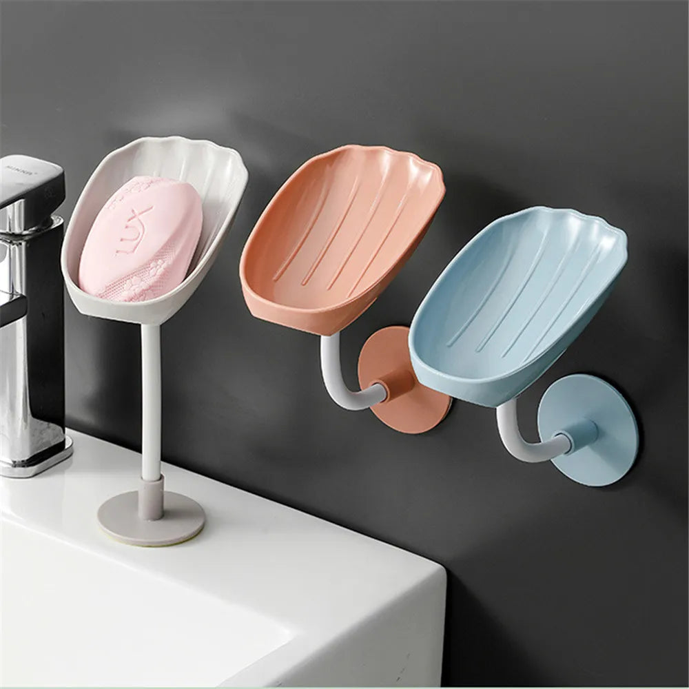 Vue des porte-savons de douche avec adhésif, illustrant sa fixation pratique sur le rebord de la baignoire et le design moderne en forme de feuille pour un drainage efficace
