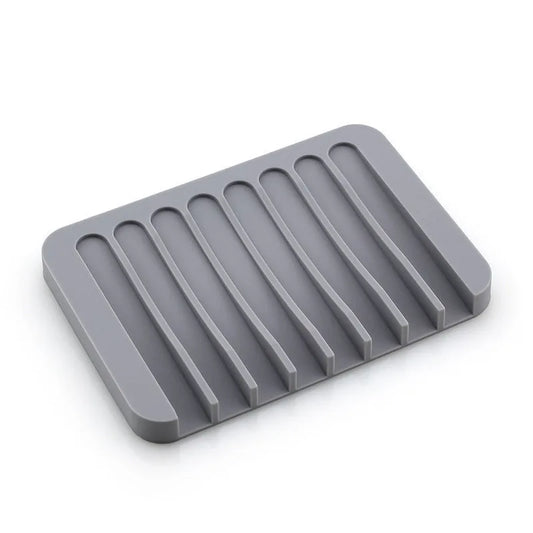 Vue rapprochée du porte-savon anti-dérapant en silicone, mettant en avant le système de drainage intégré et les différentes options de couleur pour personnaliser votre salle de bain.