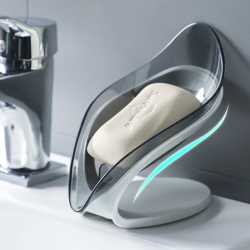 Alliez élégance et praticité avec ce porte-savon en forme de feuille, fabriqué en plastique ABS durable. Le drainage automatique assure que votre savon reste sec, et le plateau amovible simplifie le nettoyage. Son design moderne en bleu ou gris s’adapte parfaitement à toutes les salles de bain.