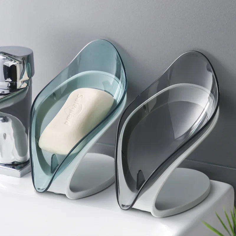 Avec son design en forme de feuille, ce porte-savon en plastique ABS combine esthétique et efficacité. Le drainage rapide et le plateau amovible facilitent l'entretien, tandis que l’auto-aspiration permet une installation facile sans perçage. Disponible en bleu et gris, il ajoute une touche moderne à tout espace.