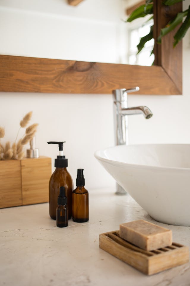 porte savon à coté d'un évier salle de bain